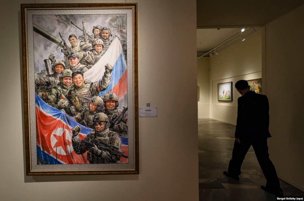 Një tjetër pikturë me ushtarë koreanoveriorë dhe rusë, e titulluar “E njëjta llogore”. Kjo ekspozitë me tone propagandistike, e titulluar “Shteti i Njerëzve të Mëdhenj”, shpërfaq Korenë e Veriut në Muzeun e Moskës për Arte Dekorative.
