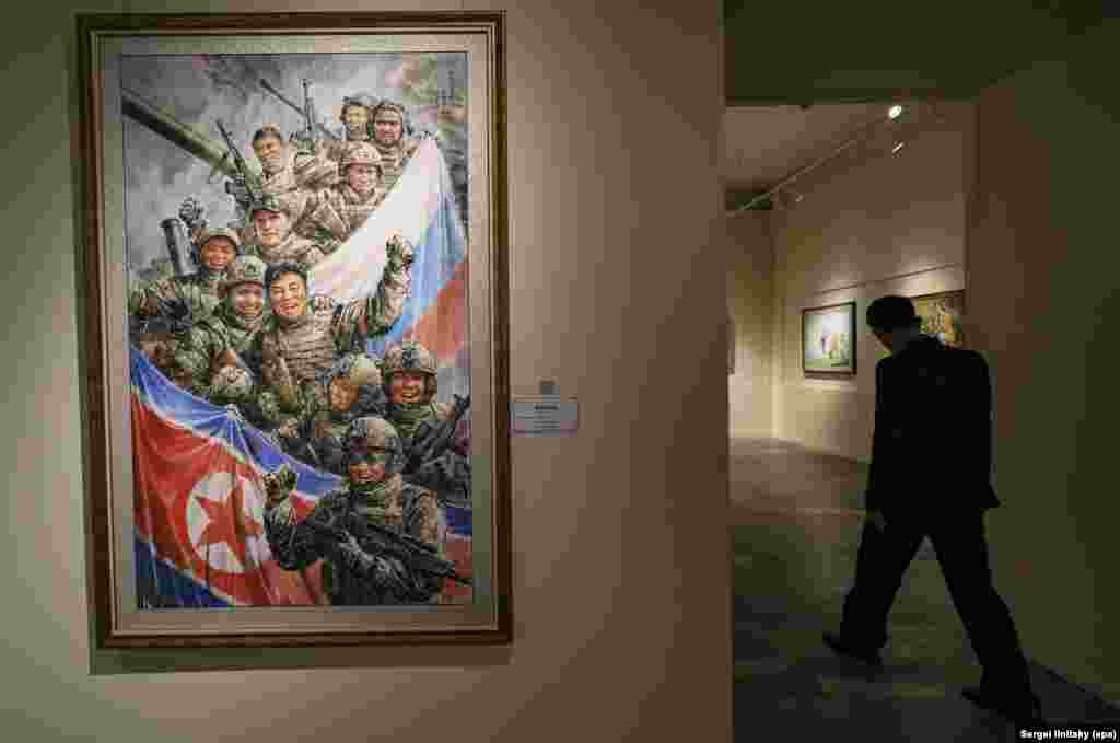 Slika severnokorejskih i ruskih vojnika pod nazivom "U istom rovu".Propagandna izložba "Zemlja velikog naroda" prikazuje Severnu Koreju u Sveruskom muzeju dekorativne umetnosti u Moskvi.