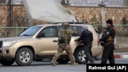 Силовики прибувають на місце нападу бойовиків біля навчального центру у Кабулі, 18 грудня 2017 року