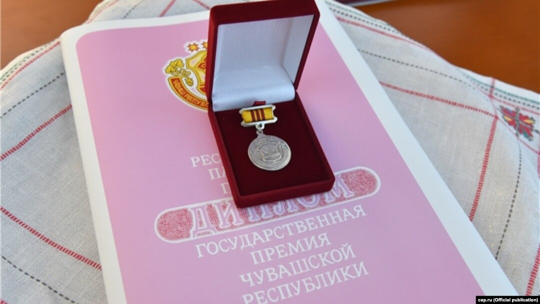 Государственная премия подразумевает денежное вознаграждение, диплом, почетный знак, удостоверение к нему и фрачный знак лауреата Государственной премии