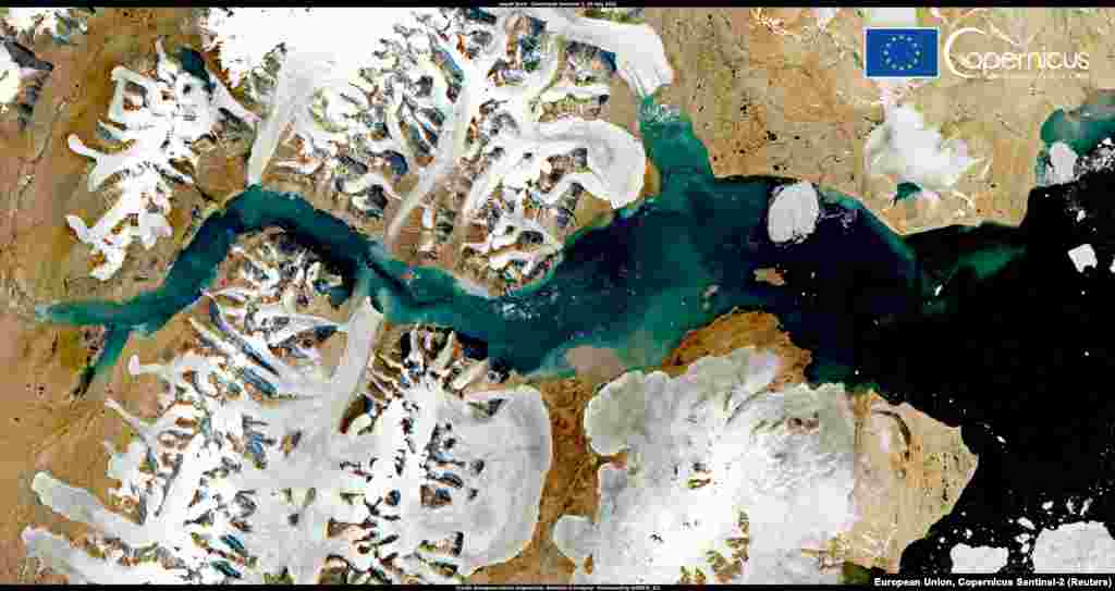 O imagine din satelit a fiordului&nbsp;Fiordul Ingolfs din teritoriul autonom Groenlanda, care este parte a Danemarcei.