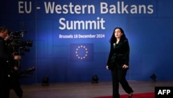 Presidentja e Kosovës, Vjosa Osmani, gjatë pjesëmarrjes në samitin BE-Ballkani Perëndimor që u mbajt më 18 dhjetor 2024 në Bruksel. 