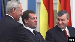 Medvedev (center) with Bagapsh (left) and Kokoity