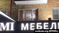 Вакно кватэры, празь якой выйшаў чалавек у балаклаве