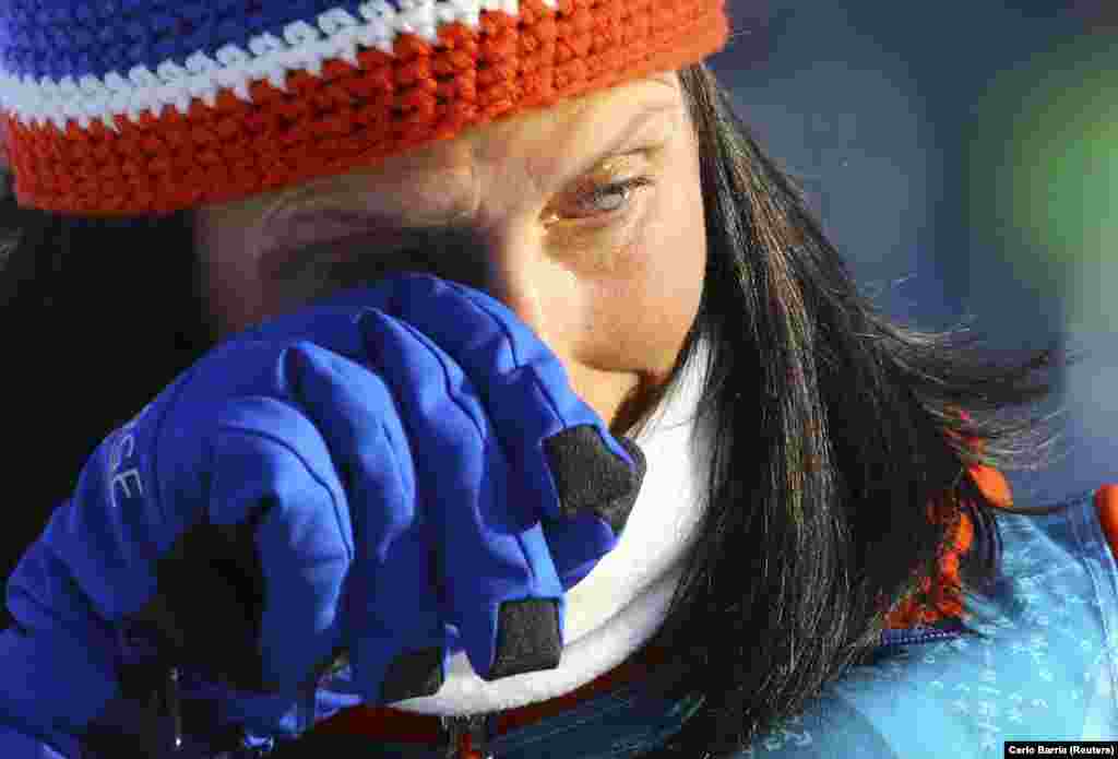 Норвегиялык Марит Бьёрген 30 км аралыкты лыжа менен чуркоо боюнча аялдар арасында биринчи келгенине кубанып, жашып турат.