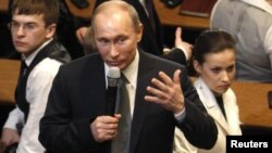 Putin özüniň Kremle dolanyp barmagyna ýol açýan prezidentlik saýlawlarynyň iki tapgyrdan ybarat bolmagynyň ähtimaldygyny inkär etmedi. 