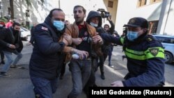 Վրաստան - Ոստիկանները ցուցարարի են ձերբակալում, Թբիլիսի, 22-ը փետրվարի, 2021թ․