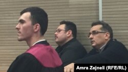 Ugur Toksoy (u sredini) u sudnici, Priština