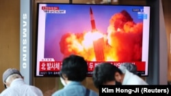 Сеулдагы телеканал Түндүк Кореянын ракета учурганы тууралуу кабар таратып жаткан учур, 15-сентябрь 2021--жыл. 