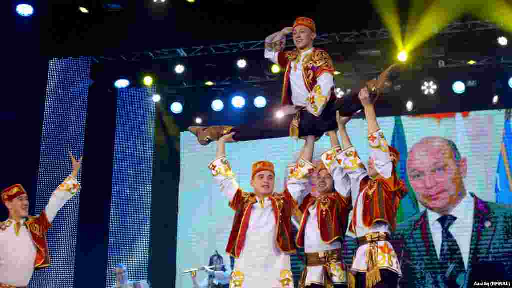 Илнар Ялалов һәм аның әнисе җитәкләгән "Агыйдел" җыр һәм бию дәүләт ансамбле