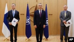 Ambasadorul Finlandei la NATO, Klaus Korhonen (stânga), secretarul general al NATO, Jens Stoltenberg (centru), și ambasadorul Suediei la NATO, Axel Wernhoff (dreapta), la ceremonia de depunere a cererilor de aderare la NATO a celor două țări nordice, Bruxelles, 18 mai 2022