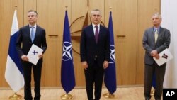 Ambasadori i Finlandës në NATO, Klaus Korhonen (majtas), Sekretari i Përgjithshëm i NATO-s, Jens Stoltenberg dhe Ambasadori i Suedisë në NATO, Axel Wernhoff (djathtas). Bruksel, Belgjikë, 18 maj 2022.