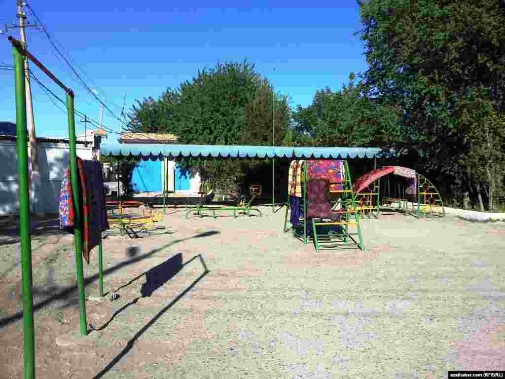 Çagalaryň oýun meýdançasynda ýorgandyr düşekler asylypdyr