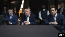 На здымку, апублікаваным у акаўнце прэзідэнта ЗША Дональда Трампа ў Truth Social 3 студзеня, дырэктар ЦРУ Джон Рэткліф, Дональд Трамп і дзяржсакратар Марка Рубіё назіраюць у жывым эфіры за місіяй амэрыканскіх вайскоўцаў у Вэнэсуэле