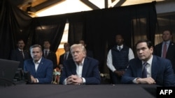 Drejtori i CIA-s, John Ratcliffe (i pari majtas), presidenti amerikan, Donald Trump dhe sekretari i Shtetit, Marco Rubio, në Florida duke shikuar një transmetim nga distanca të misionit të ushtrisë amerikane për të kapur presidentin e Venezuelës, Nicolas Maduro, më 3 janar 2026.