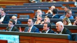 Kreu i LVV-së, Albin Kurti, me deputetë të tjerë të kësaj partie gjatë vazhdimit të seancës konstituive më 9 shtator.