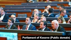 Lider Pokreta Samoopredeljenje Aljbin Kurti s drugim poslanicima te partije, tokom nastavka konstitutivne sednice skupštine Kosova 9. septembra 2026.