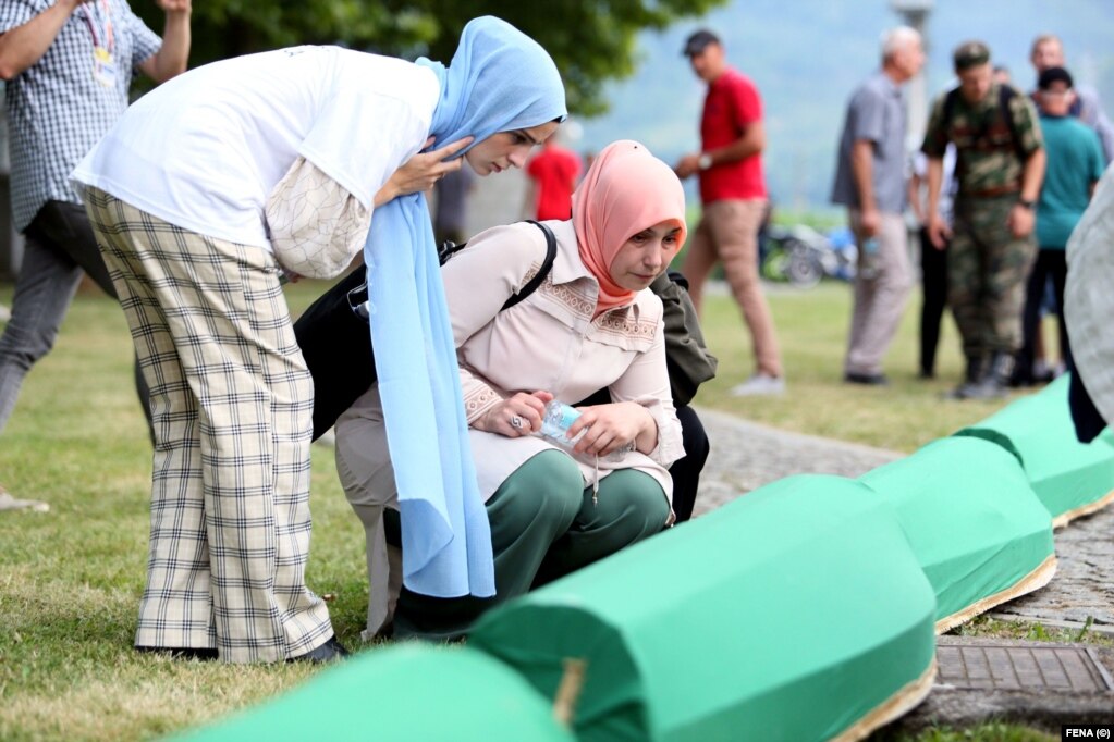 Eshtrat e 19 viktimave të Srebrenicës, të identifikuara së voni, u varrosën të dielën në Qendrën Përkujtimore Potoçari.