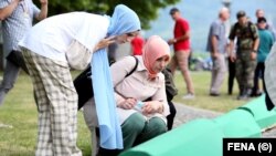 Останки 19 недавно опознанных жертв были перезахоронены в мемориальном центре Потокари близ Сребреницы