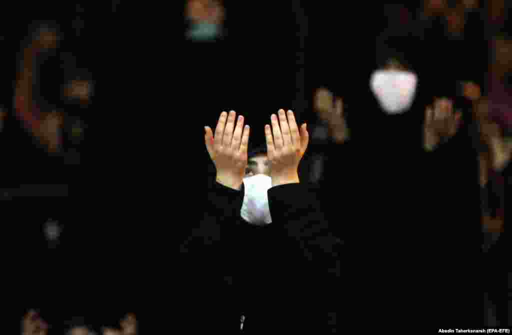 Иранская девушка молится во время религиозной церемонии под названием Ляйлат аль-Кадр во время священного месяца поста Рамадан возле мечети Садех в Тегеране 3 мая. Считается, что Ляйлат аль-Кадр (арабское название &laquo;Ночь Могущества&raquo;) &ndash; это ночь, когда Пророку Мухаммеду был ниспослан первый стих священной книги ислама, Корана