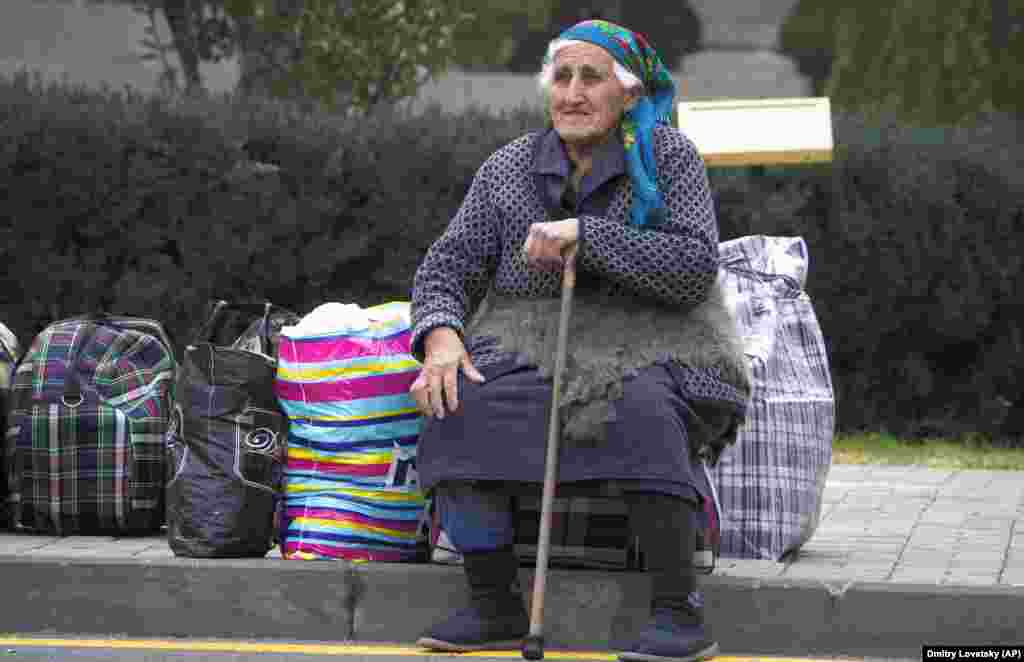 Egy asszony várakozik Jerevánban, hogy buszra szállhasson Sztepanakert felé.