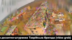 Багатоповерхівка із встановленою на ній антеною зв'язку армії РФ у прицілі дрона 79-ї ОДШБр