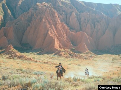Ауызға сину бдсм Бассейндегі секс туралы бейне