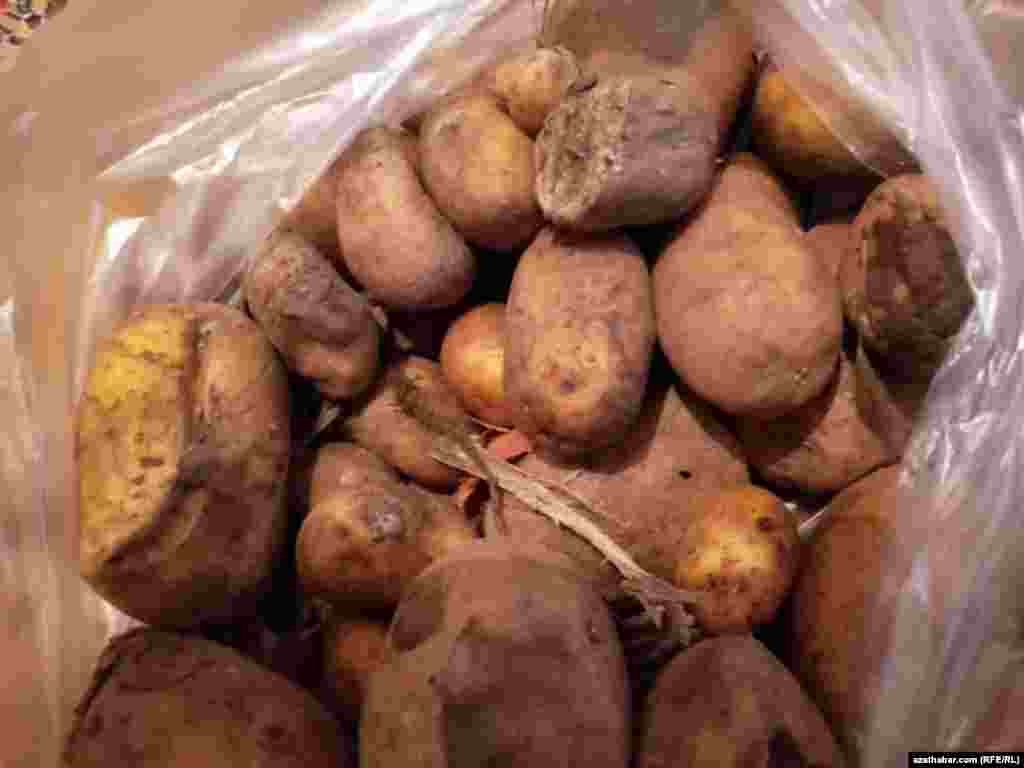 Aşgabadyň dükanlarynda satylýan pes hilli ýer alma