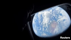 Астронавт Рід Вайзмен дивиться на Землю з космічного корабля «Оріон»