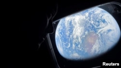 Астронавт Рід Вайзмен дивиться на Землю з космічного корабля «Оріон»