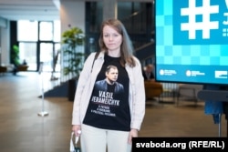 Яўгенія Верамейчык у цішотцы з партрэтам свайго мужа - палітзьняволенага Васіля Верамейчыка, былога ваяра палку Каліноўскага. Яму прысудзілі ў Беларусі 13 год пазбаўленьня волі