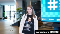 Яўгенія Верамейчык у футболцы з партрэтам мужа на Кангрэсе ў Вільні, прысьвечаным  беларускім палітвязьням, 21 траўня 2026 году