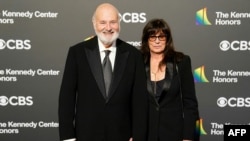 რობ რაინერი და მისი ცოლი მიშელი კენედის ცენტრის დაჯილდოების ცერემონიაზე. ვაშინგტონი, 2023 წლის 3 დეკემბერი