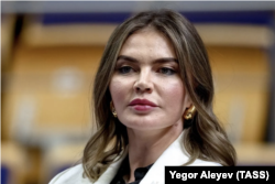 Atletja e pensionuar, Alina Kabayeva, gjatë një ngjarjeje sportive në Kazan në qershor.