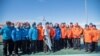 رئیس‌جمهور آرژانتین و مدیرکل آژانس بین‌المللی انرژی اتمی در میان کارشناسان در پایگاه مارامبیو در قطب جنوب، ۶ ژانویه ۲۰۲۴