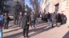 «Це не має значення: я не українець» – у Києві черга з добровольців, які прийшли отримати зброю (відео)