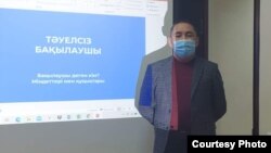 Бекнур Сражанов. Подготовка к предстоящим выборам в офисе пока не зарегистрированного общественного объединения. Уральск, 13 декабря 2020 года.
