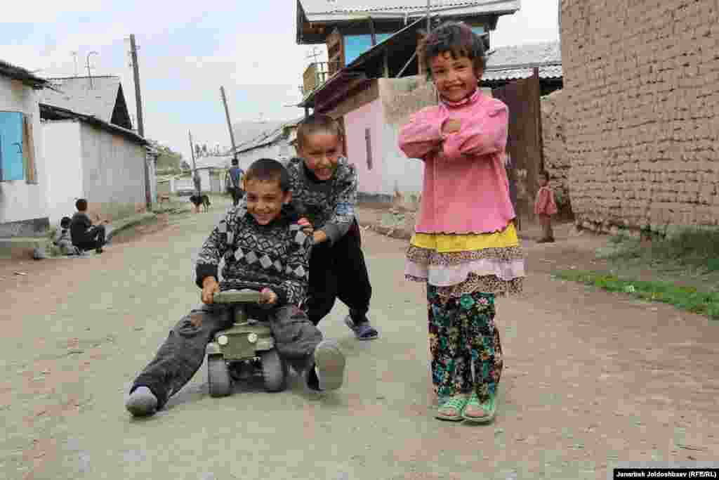 These Luli children live in a settlement outside Osh known as Jany-Kyshtak. The site was once a collective farm named after Vladimir Lenin.