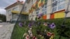 Мрежа на фасадата на детска градина в руската Белгородска област, поставена с цел предпазване от дронове. Снимката е от август 2025 г.