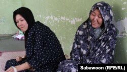 آرشیف، دو خانم معتاد به مواد مخدر که در یک مرکز تداوی معتادین در کابل برای درمان مراجعه کرده‌اند. (عکس جنبه تزئینی دارد.)