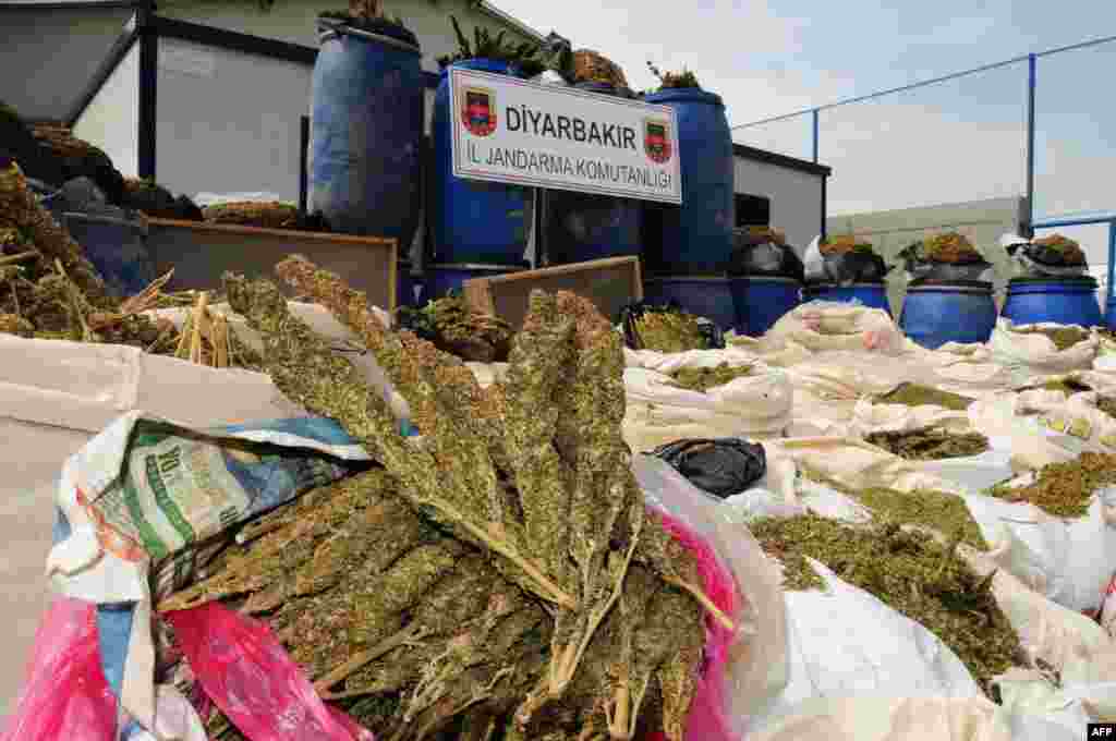  Pungi cu hașiș și marijuana confiscate de militarii turci &icirc;n cursul unei operațiuni, Diarbakir, 24 mai 2013. 