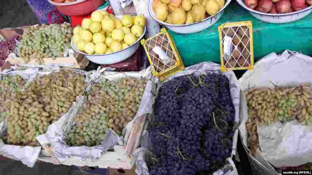 Душанбе бозори узум&cedil; олма&cedil; нок