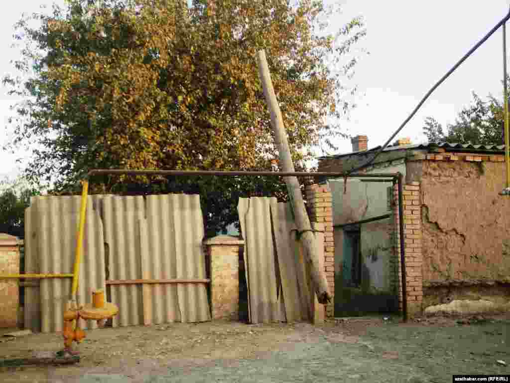 Ýolöten etrabynda ýaşaýyş jaýlaryna geçirilen elektrik togunyň sütüni.