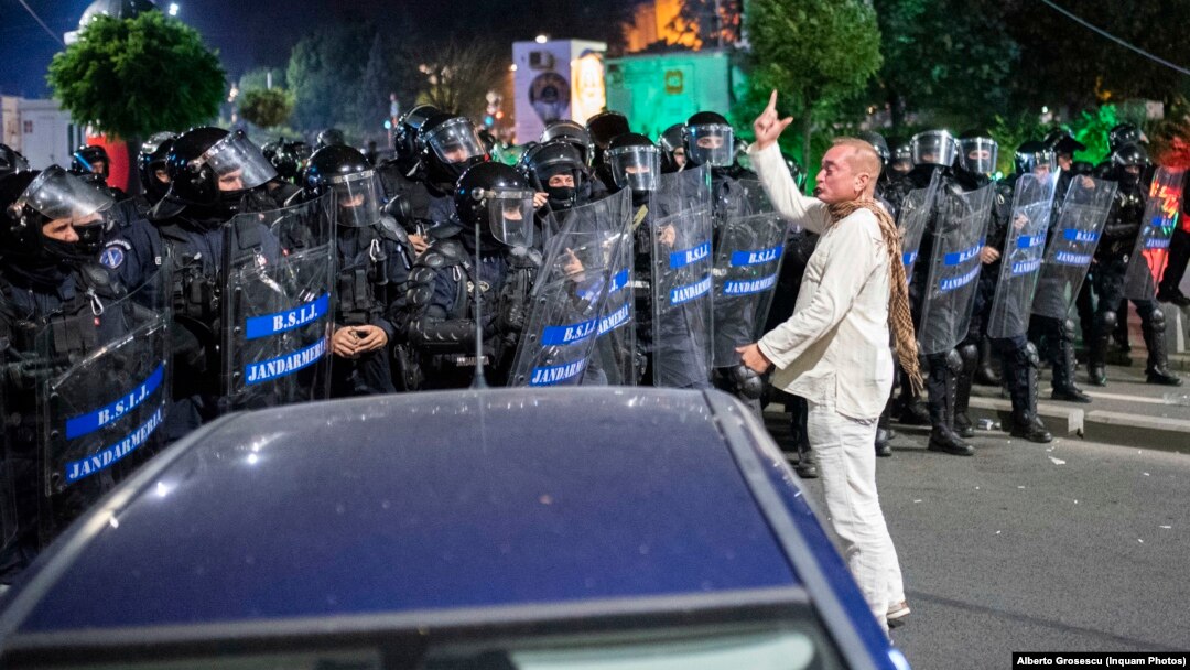 Colonelul Cătălin Paraschiv, la acea vreme comandant al Brigăzii Speciale de Intervenţie Vlad Ţepeş din cadrul Jandarmeriei Române, „dirijează” forțele de jandarmi la 10 august 2018, în Piața Victoriei.