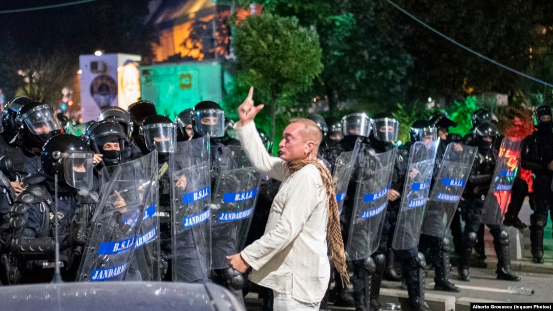 Colonelul Cătălin Paraschiv, dirijând forțele de intervenție specială ale Jandarmeriei la 10 august 2018, când protestele pașnice au fost înăbușite de forțele de ordine