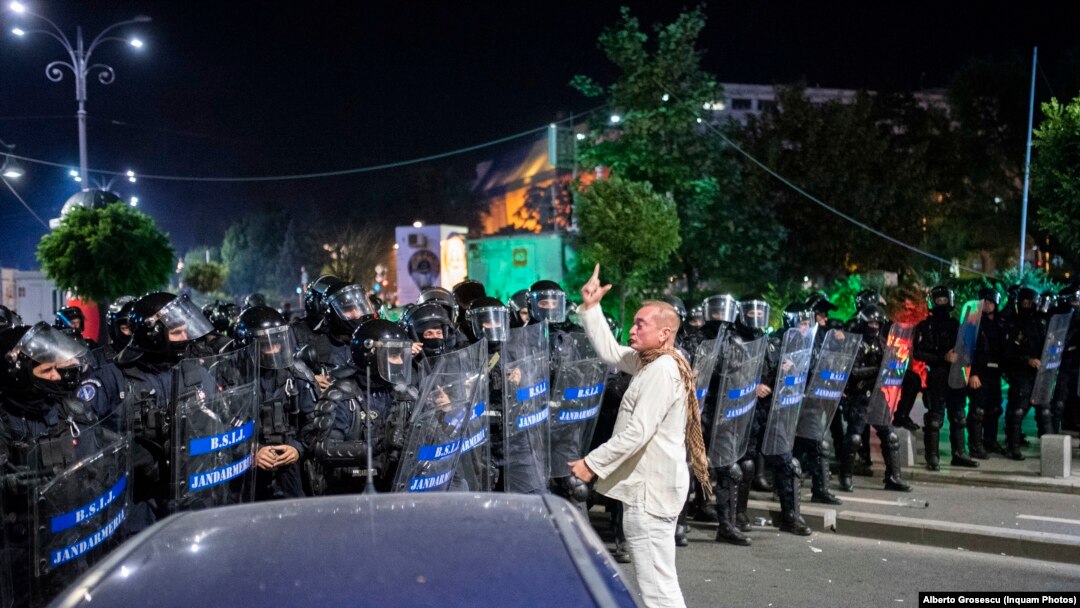ROMANIA - colonelul Cătălin Paraschiv, dirijând forțele de jandarmi la 10 august 2018