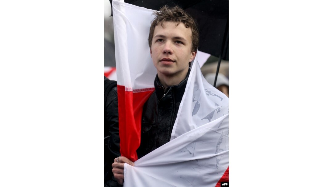 Roman Protasevici s-a opus regimului lui Lukașenko de la început. Protasevici la o demonstrație de Ziua Libertății în 2012.