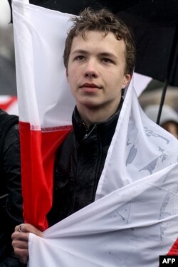 Roman Protasevici s-a opus regimului lui Lukașenko de la început. Protasevici la o demonstrație de Ziua Libertății în 2012.