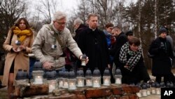 Građani pale sveće na obeležavanju 78. godišnjice oslobađanja nacističkog logora Aušvic, 27. januar 2023. godine