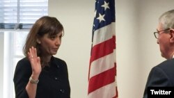 نازک نیک‌اختر در حال ادای سوگند